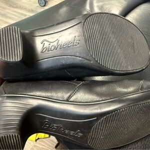 Woman’s bio heels size 8W